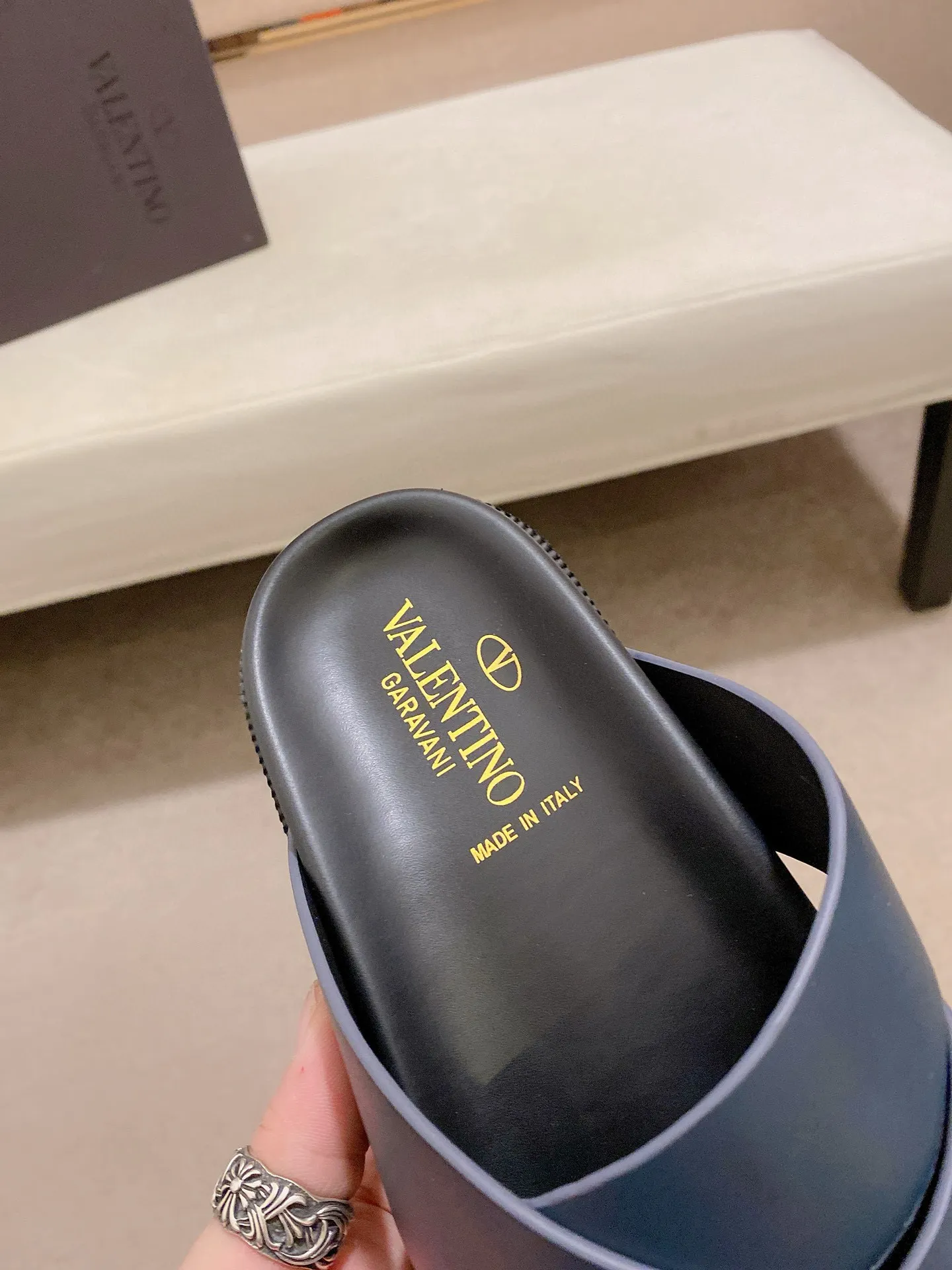 Men's shoes💰: 440💰[Valentino] New men's boutique slippers, counter quality, classic plaid, the actual workmanship is quite complex🔰The uppers are made of imported fabrics➕🐑Sheepskin lining, which tests the craftsman's craftsmanship➕original PU outsole. Size: 38-44 (45 can be customized, non-refundable)